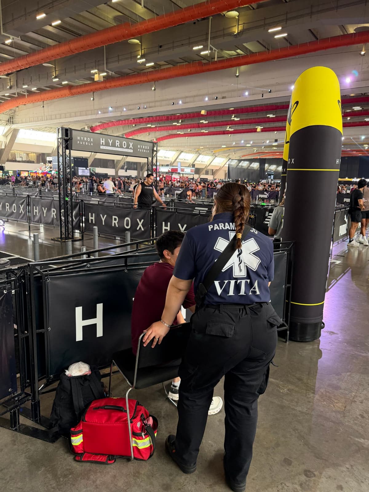 Paramédica VITA atendiendo a un atleta en HYROX