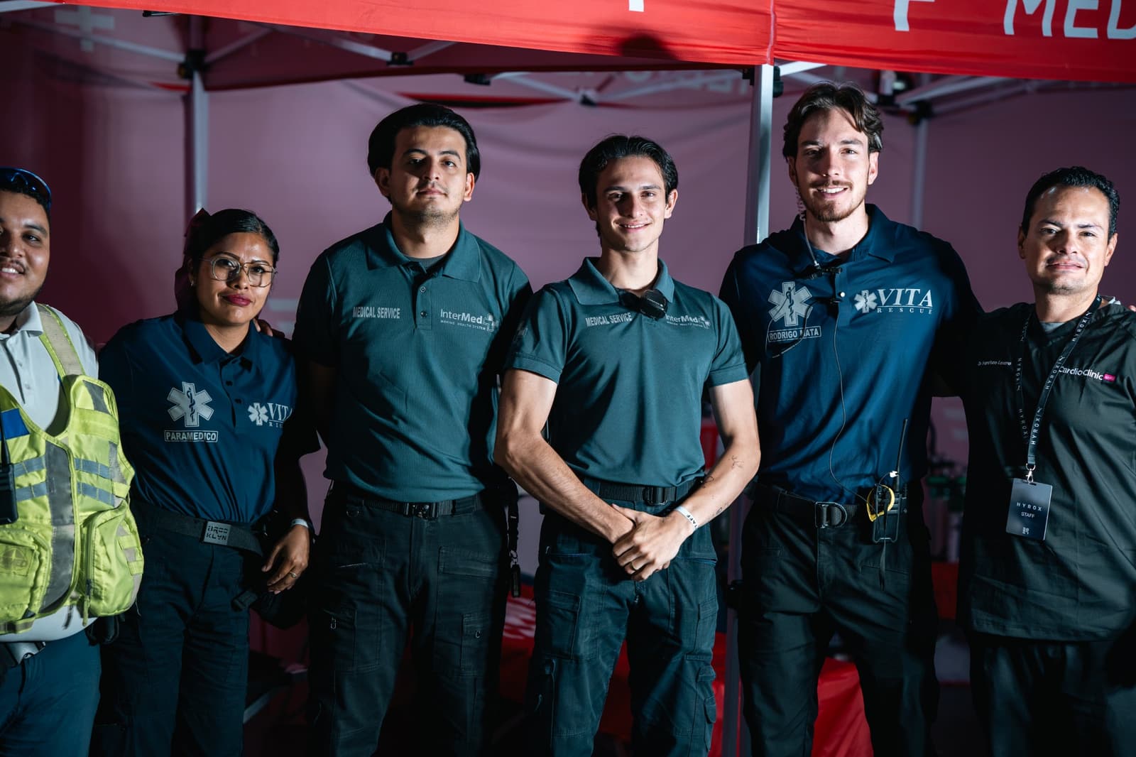 Equipo médico en la carpa de atención del evento