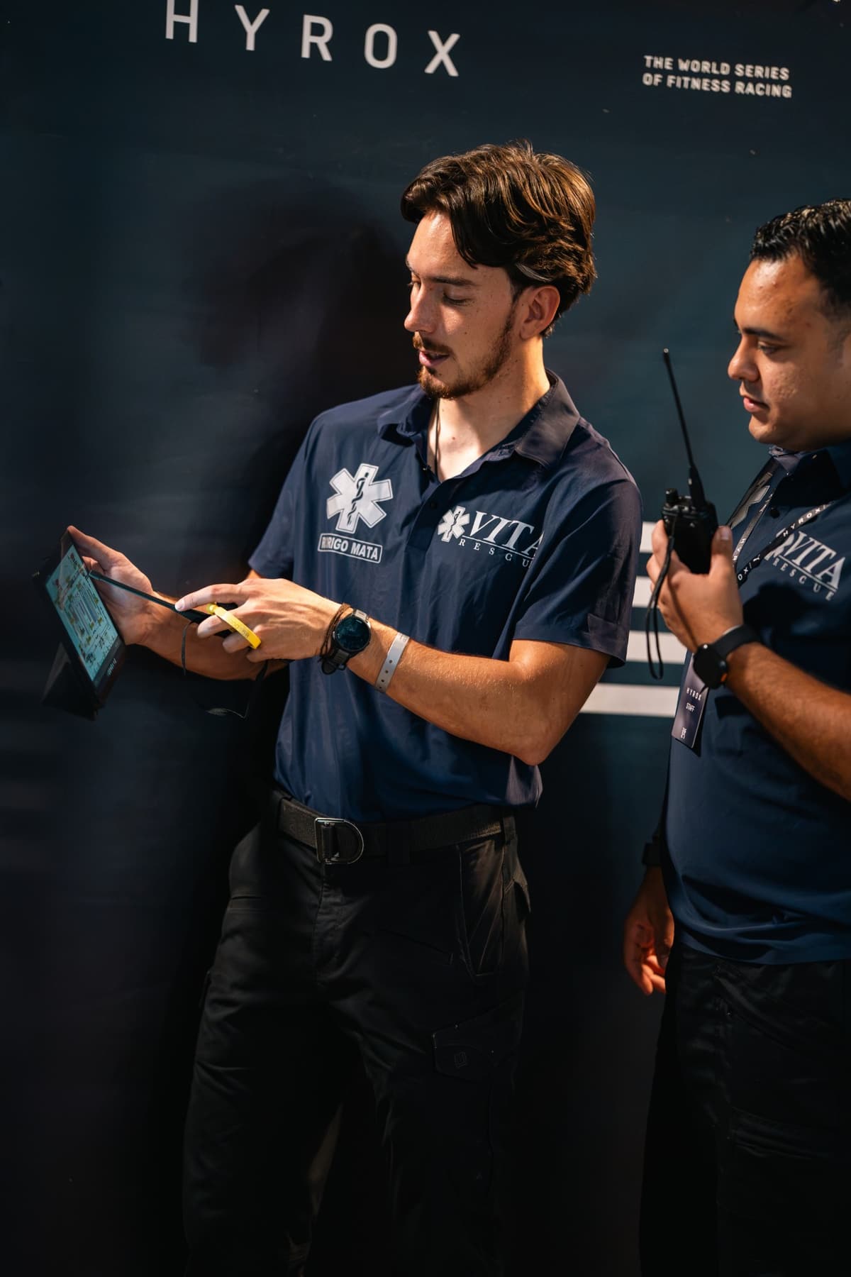 Roy Mata coordinando la operación con tableta