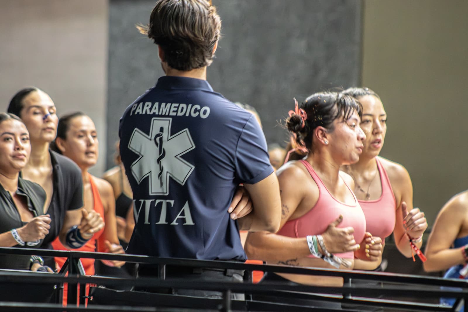 Paramédico VITA vigilando a corredores en competencia