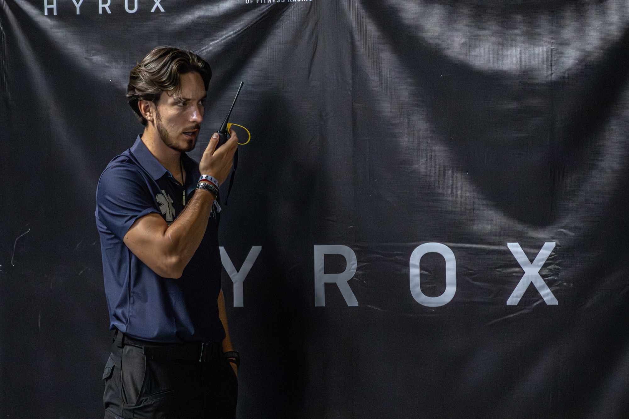 Roy Mata coordinando la operación médica de HYROX México